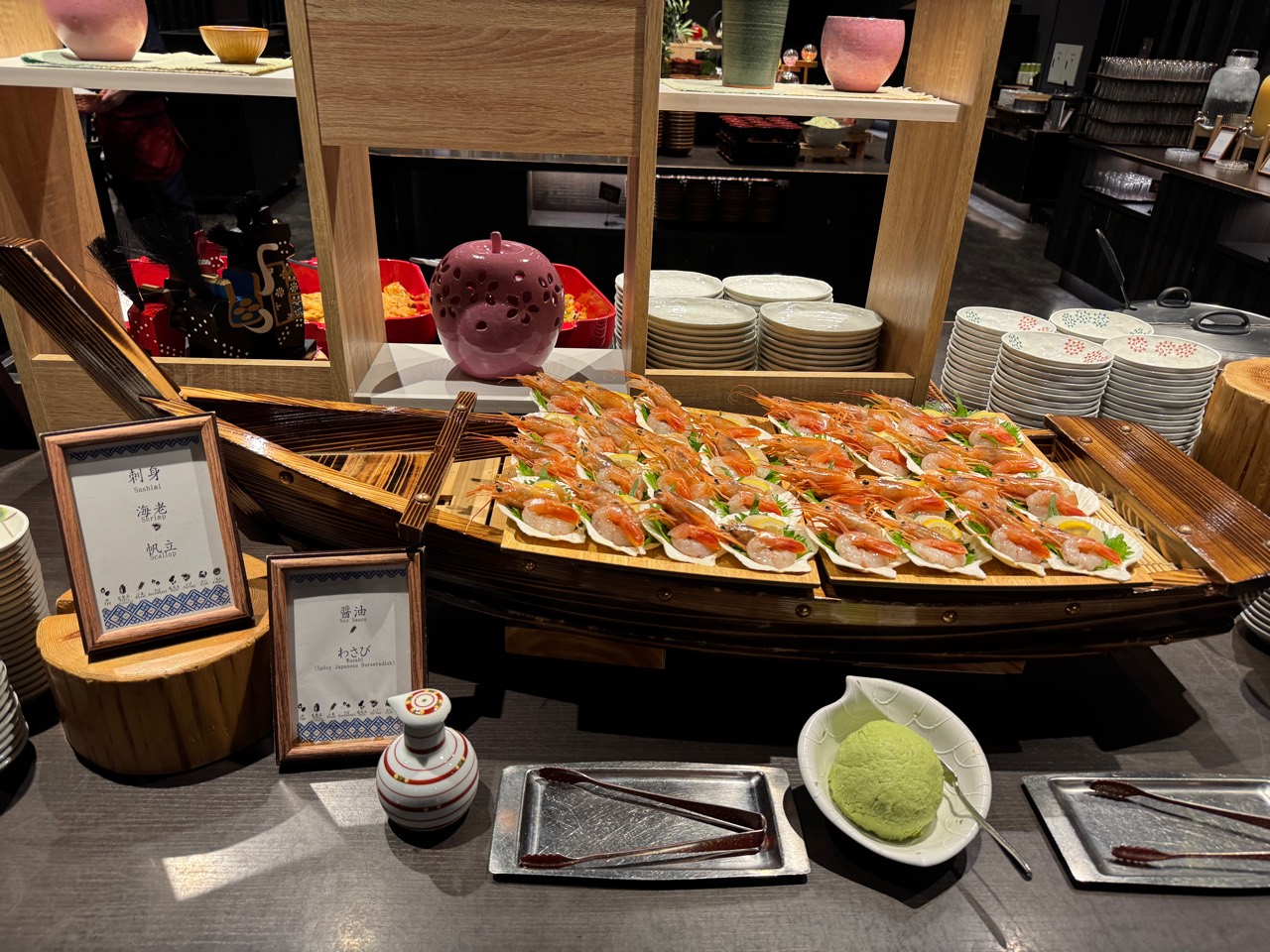 青森屋の夕食ビュッフェに並ぶ海老の刺身