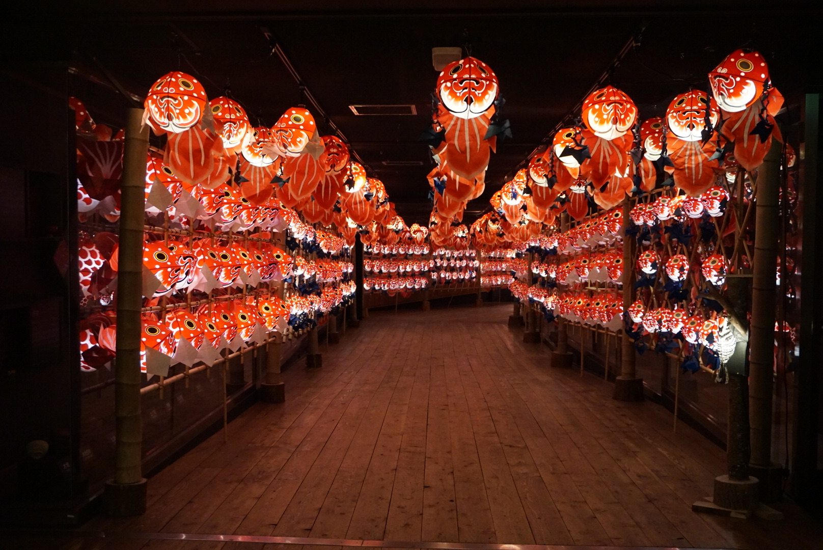 青森屋の館内に並ぶ、赤く光る金魚ねぷたの回廊