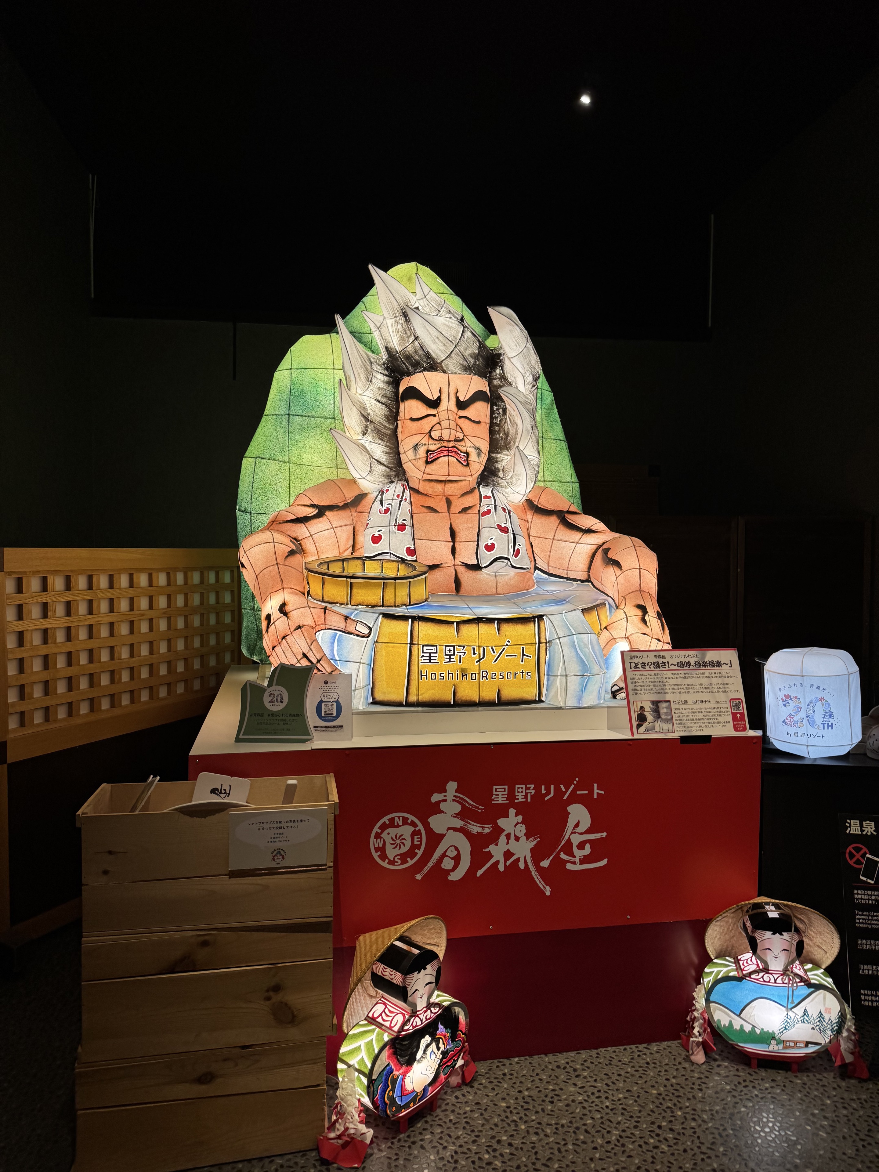 暗い館内で明るく照らされた青森屋の大型ねぶた