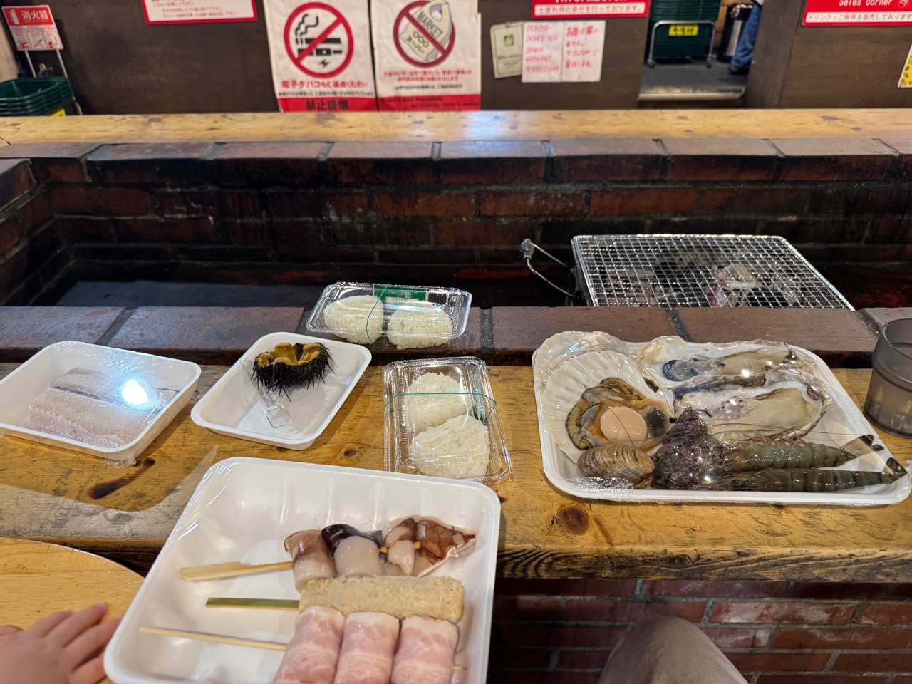 八食センターの七厘村で焼く帆立、牡蠣、海老、うになどの魚介