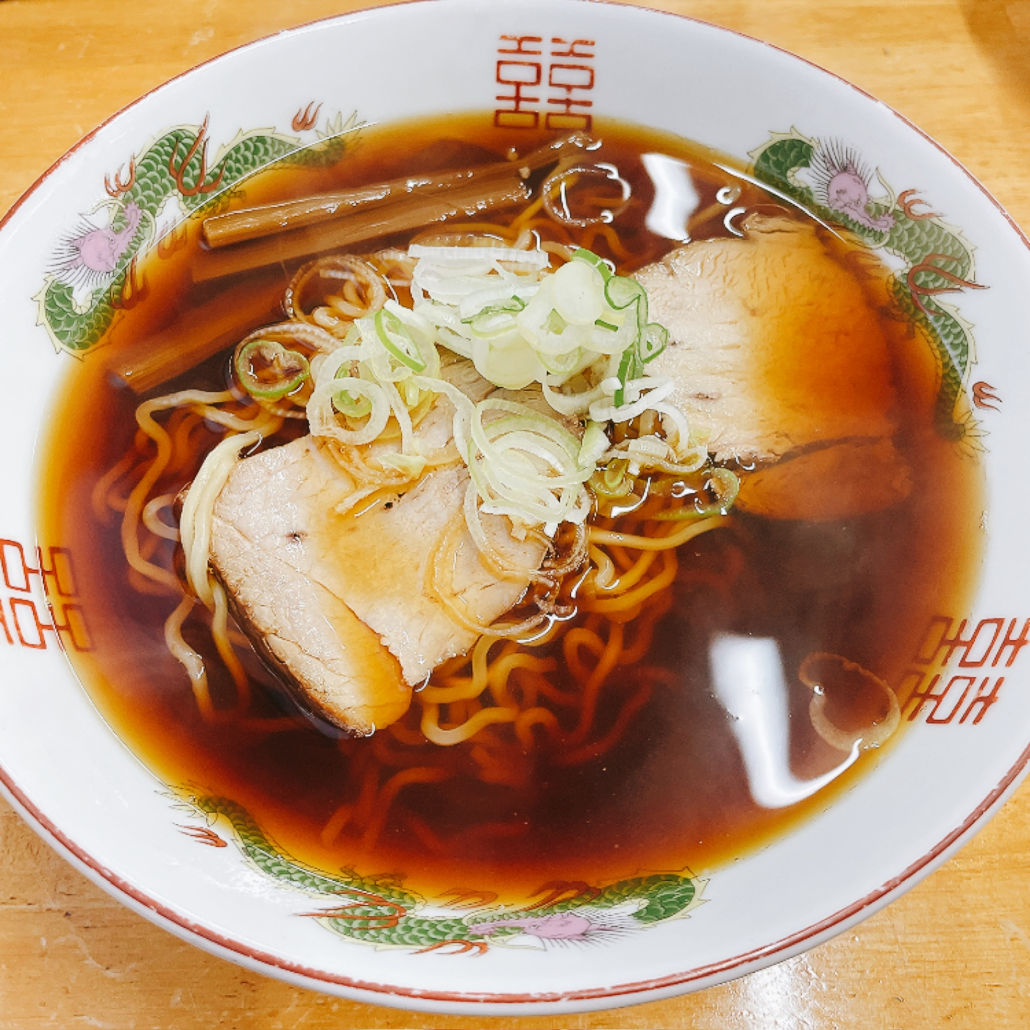 くどうラーメンで食べたチャーシュー、メンマ、ねぎがのったラーメン