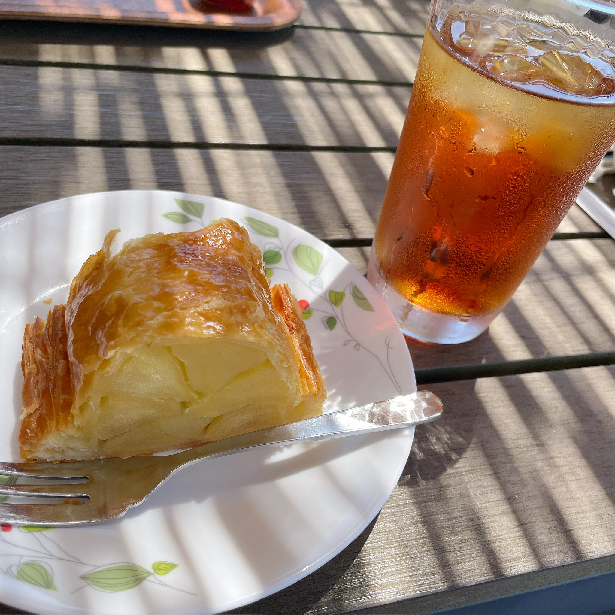 十和田湖畔のマリンブルーで食べた、大きなりんご入りのアップルパイとアイスティー