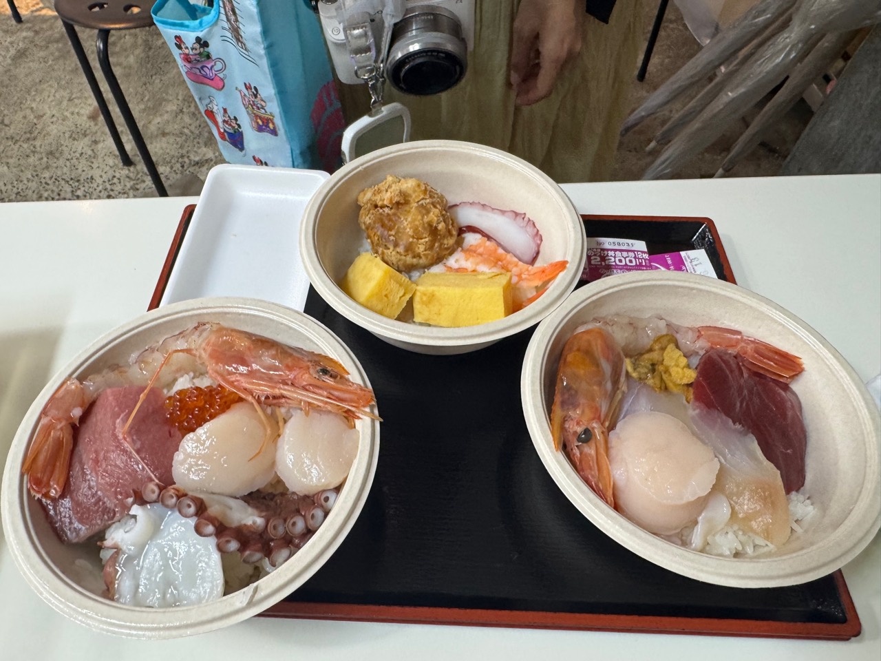 海老、ほたて、まぐろ、いくらなどをのせた三つののっけ丼