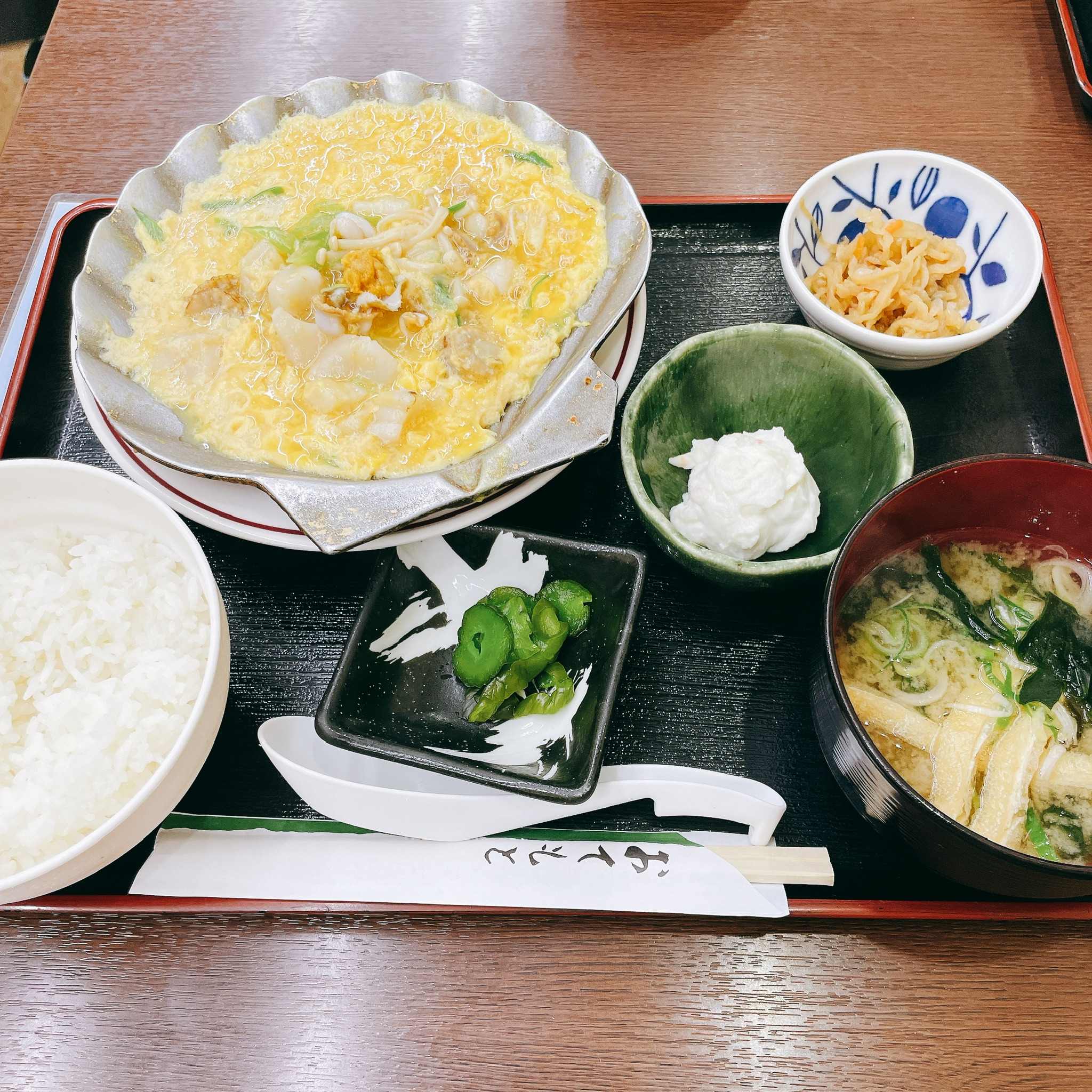 お食事処おさないで食べたほたての貝焼き、ごはん、みそ汁、小鉢の定食