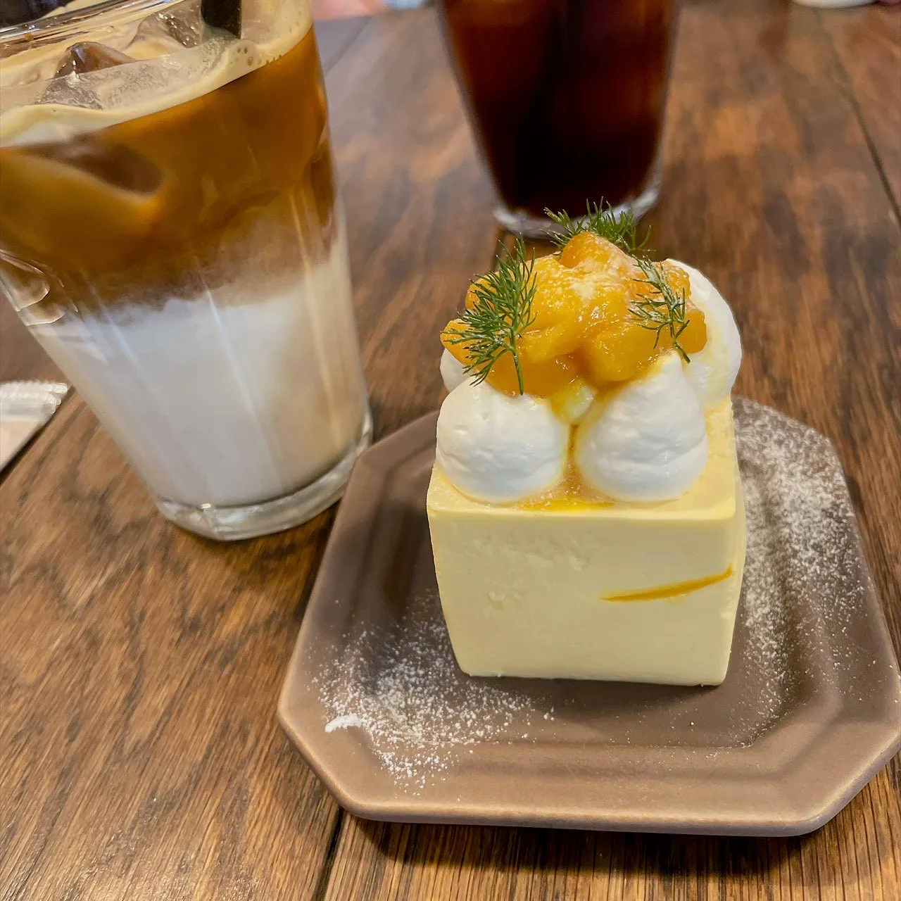 MONZ CAFEで注文したケーキと冷たい飲み物