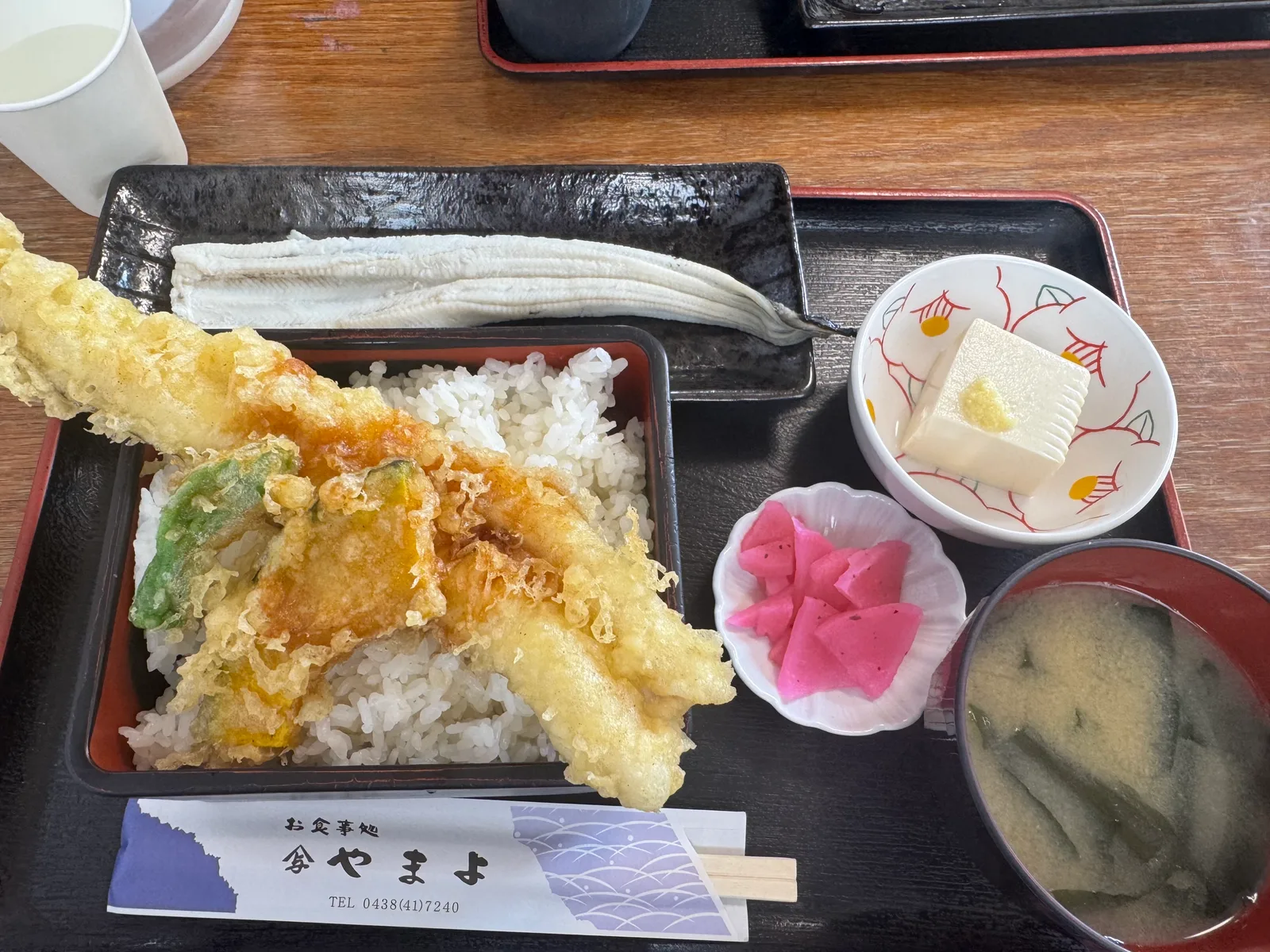 食事処やまよの、大きな穴子天と野菜天がのったあな天重定食