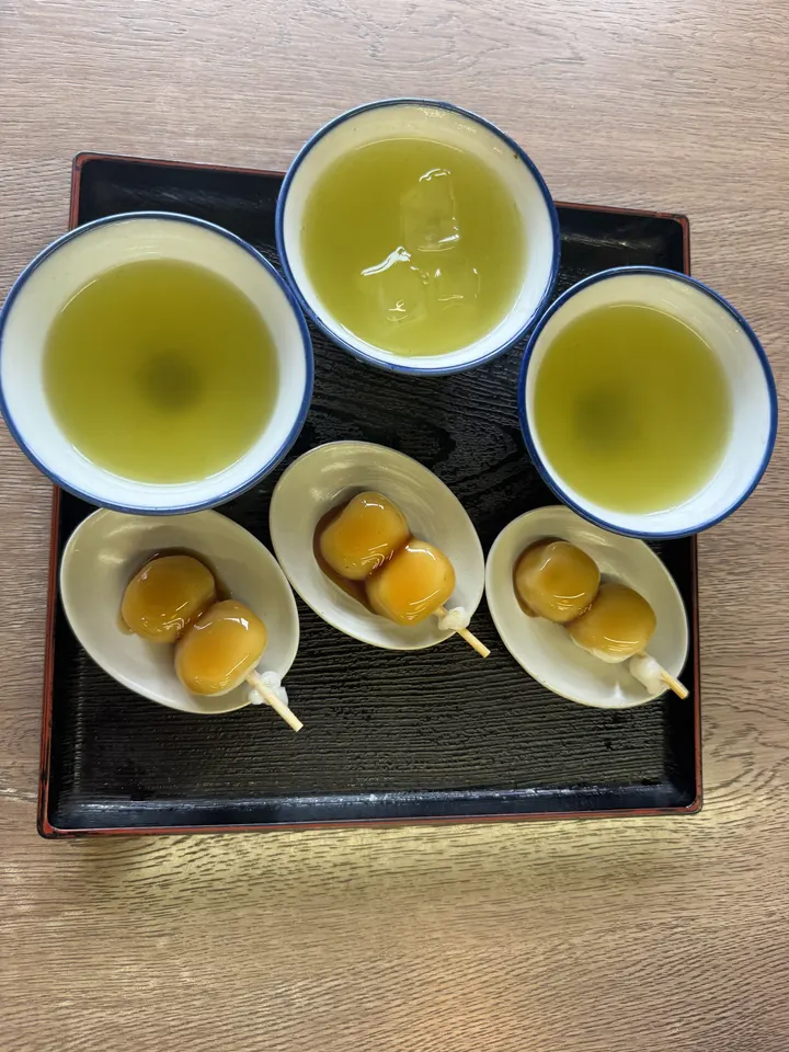 喜八堂のお盆にのった緑茶3杯とみたらし団子3皿