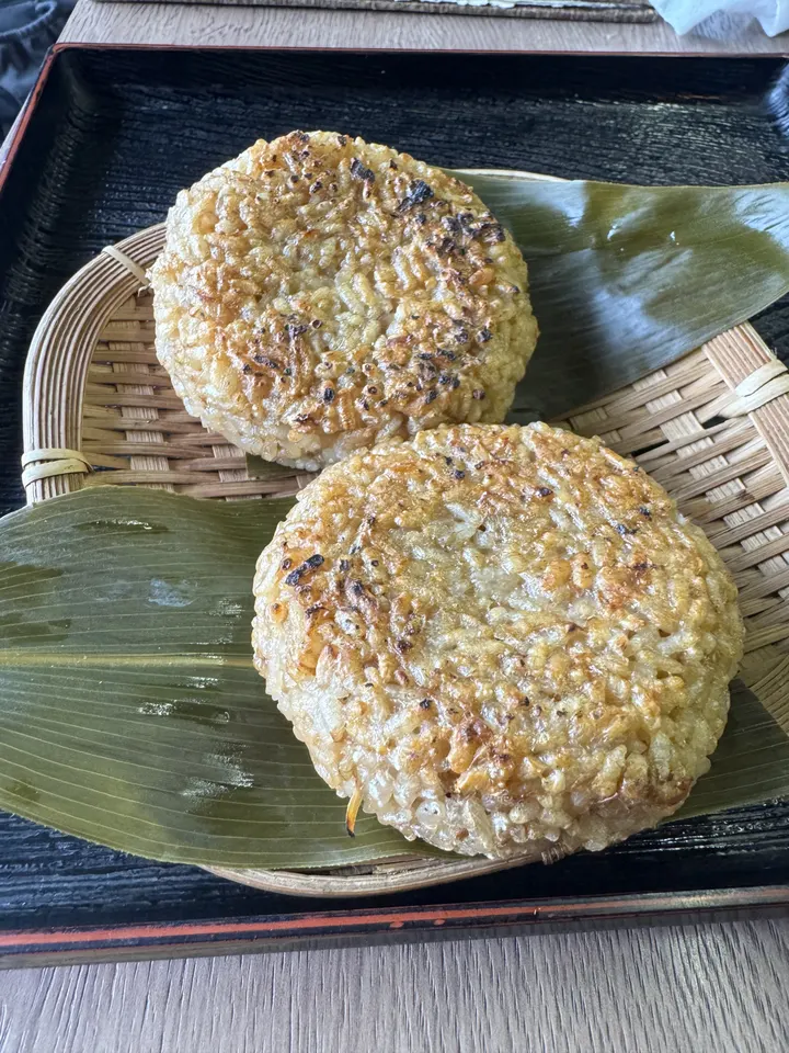 喜八堂の竹ざるにのった焼きおにぎり2つ