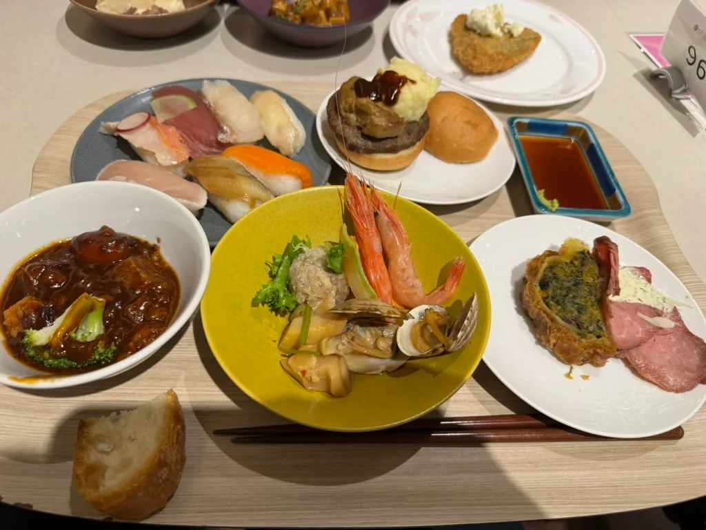 握り寿司、ミニバーガー、ローストビーフ、貝や海老の盛り合わせなど種類が並ぶ夕食ビュッフェの料理