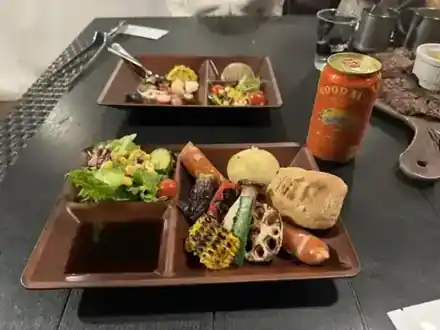 Green Baseの夕食BBQで食べたソーセージ、焼き野菜、サラダ、パン