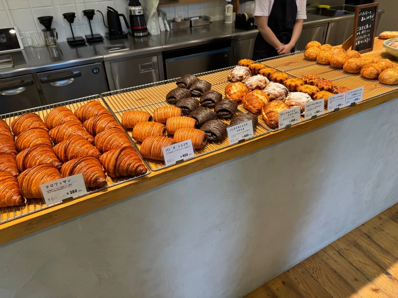 三三ベーカリーの店頭に並ぶクロワッサンやデニッシュ