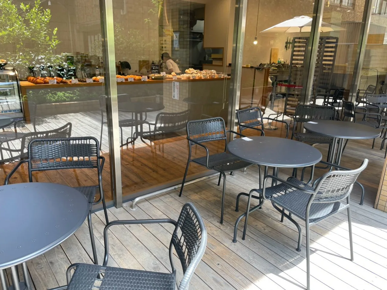三三ベーカリーのテラス席とガラス越しに見える店内