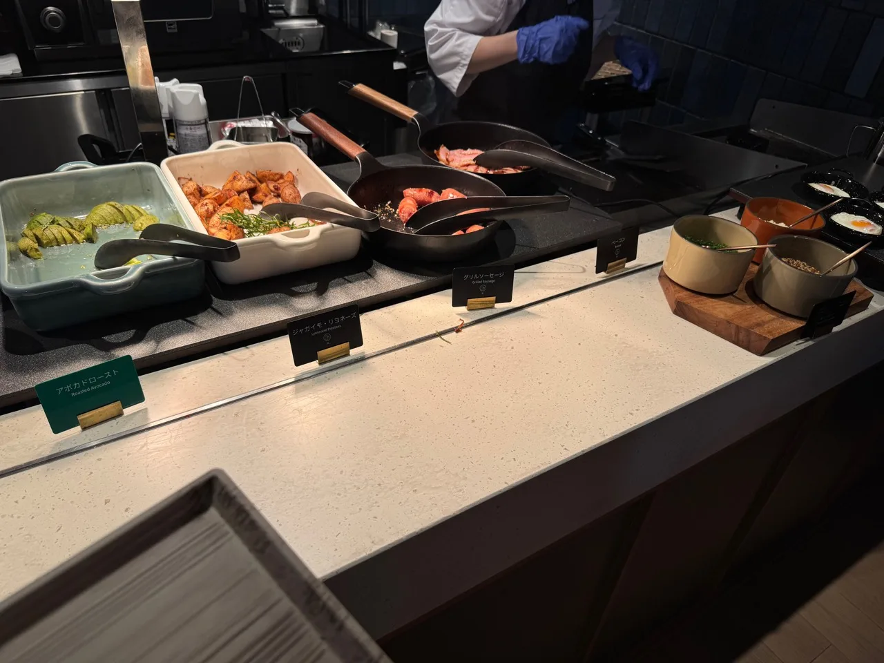 OMO7横浜の朝食に並ぶアボカドロースト、ジャガイモ、グリルソーセージ、目玉焼き