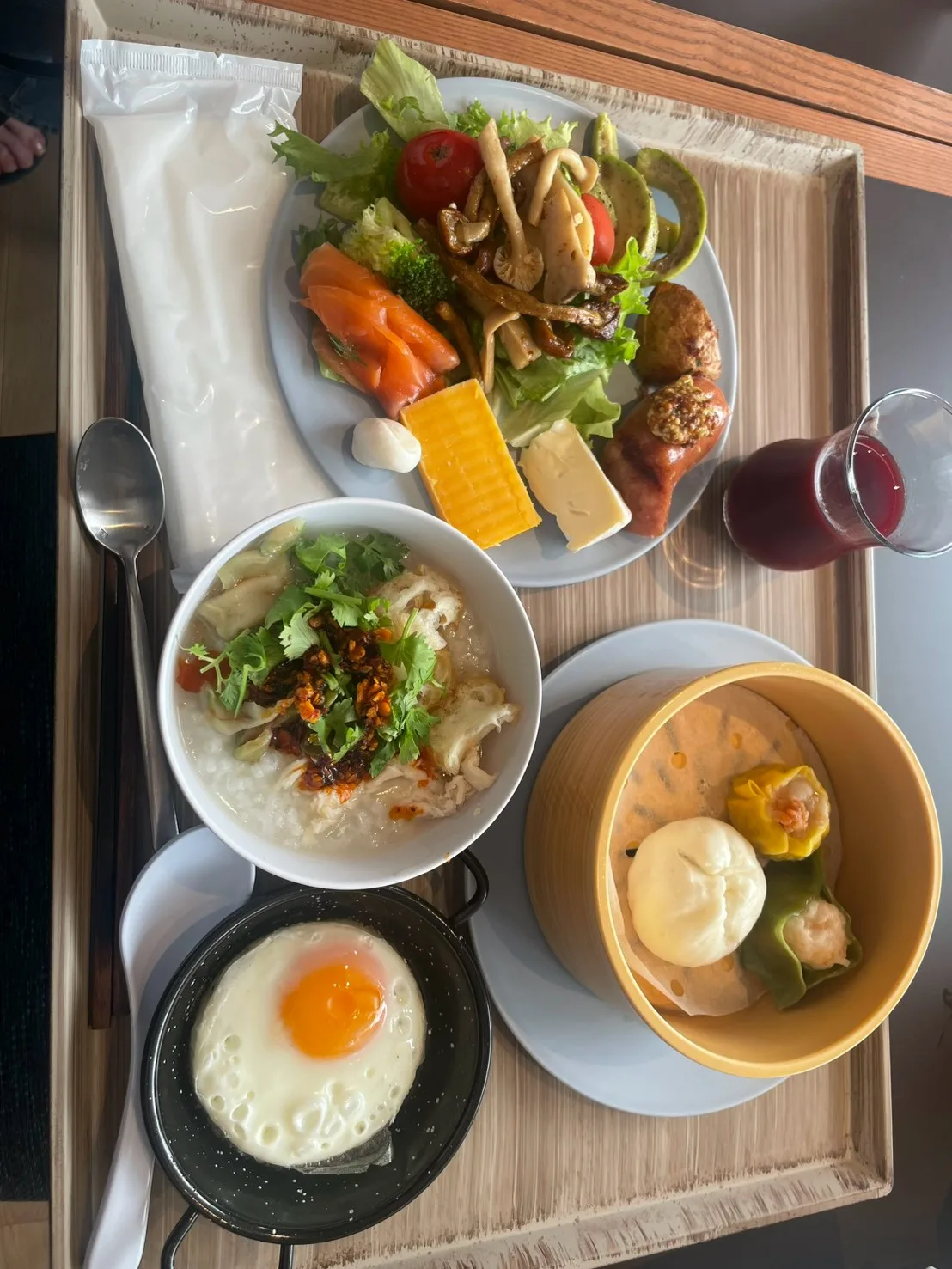 OMO7横浜の朝食で選んだおかゆ、点心、目玉焼き、サーモン、野菜、チーズ