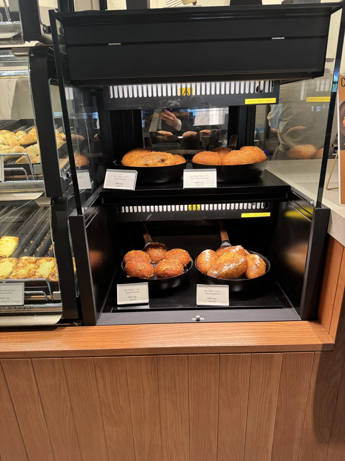 OMO Bakeryに並ぶビーフ、ロースカツ、キーマ、チーズなどのカレーパン