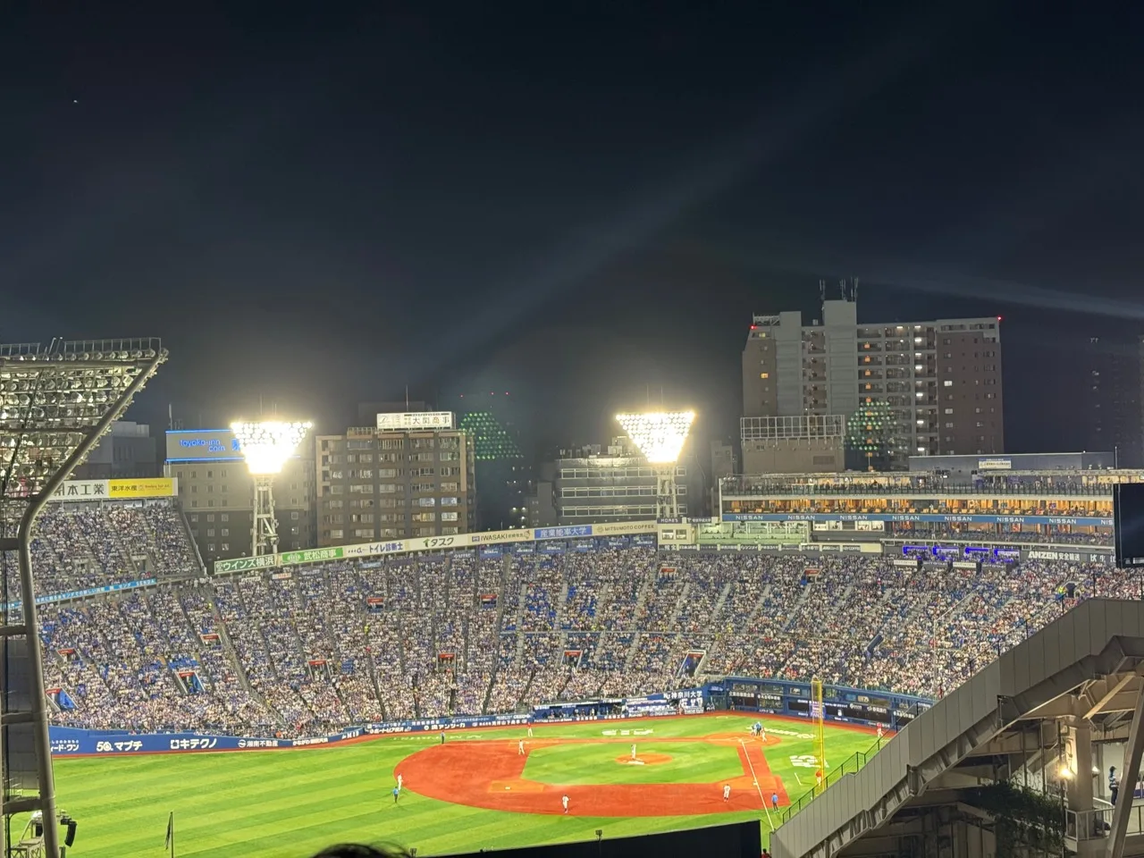 夜のHAMAKAZEテラスから見た横浜スタジアムの野球の試合