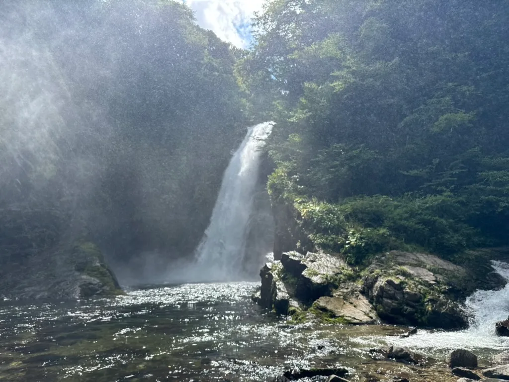 秋保大滝を離れた場所から見た全景