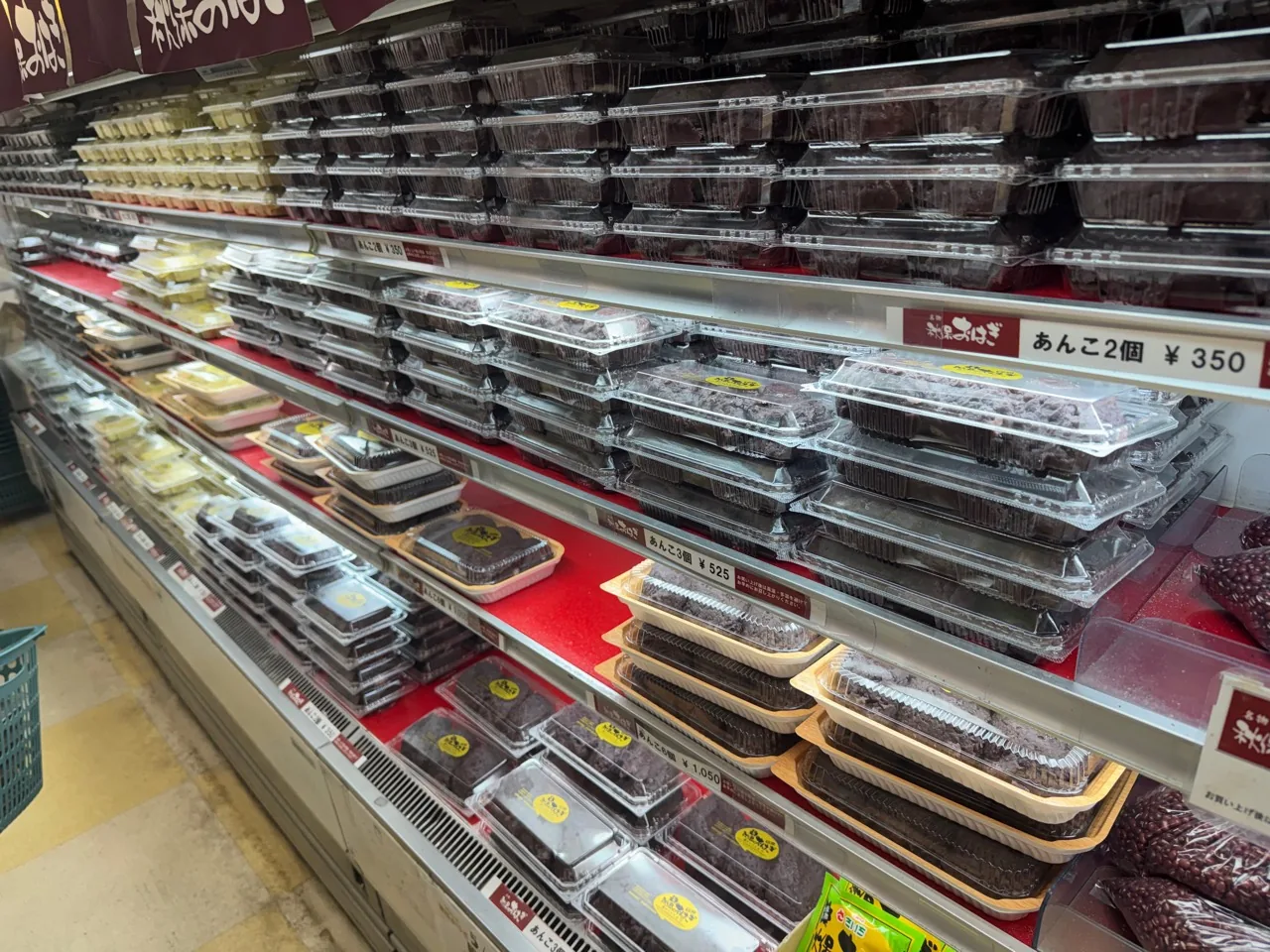 さいちの売り場に並ぶあんこのおはぎ