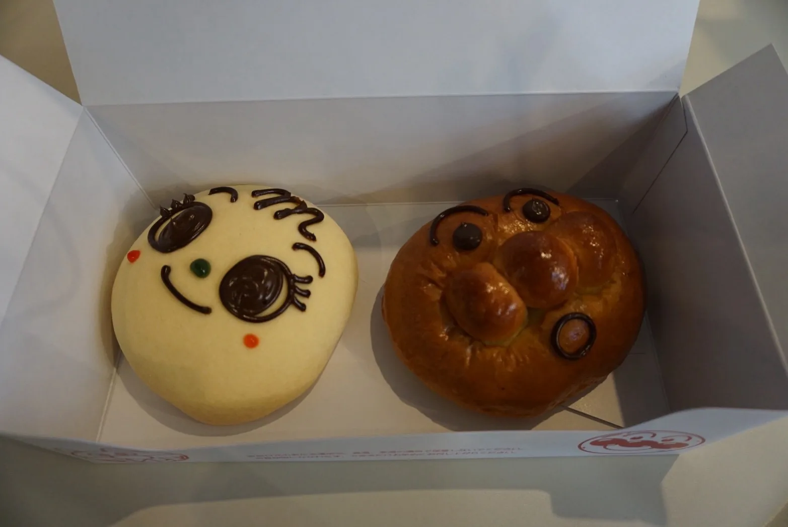 アンパンマンとキャラクターの顔をかたどったパン