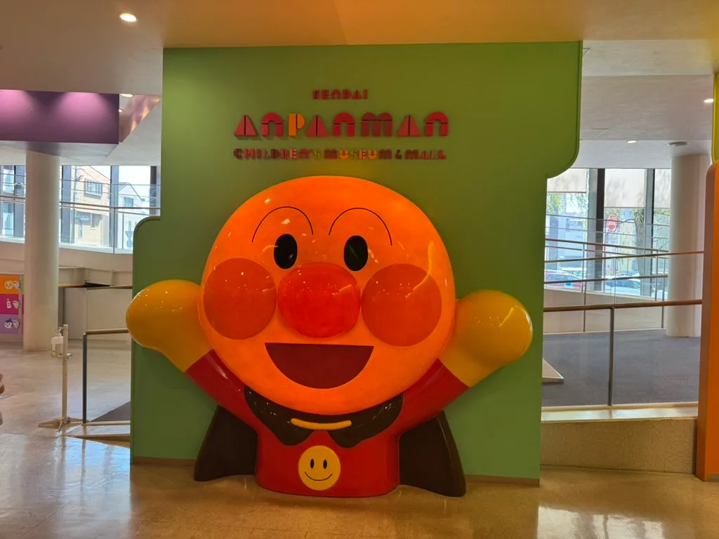 館内ロビーにある大きなアンパンマンの像