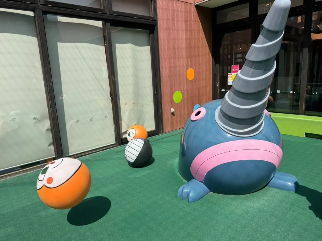 屋外にあるキャラクターの遊具エリア
