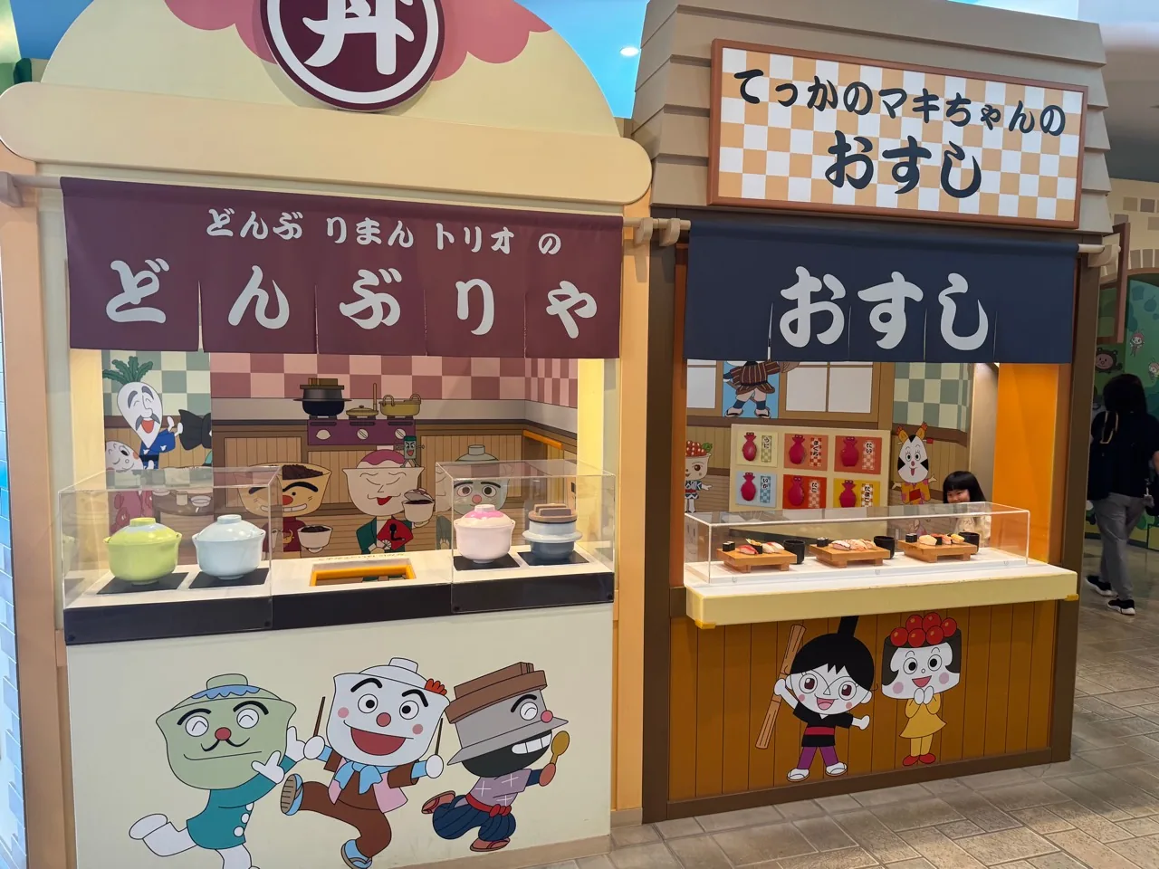 アンパンマンのキャラクターが描かれたおすし屋さんの展示