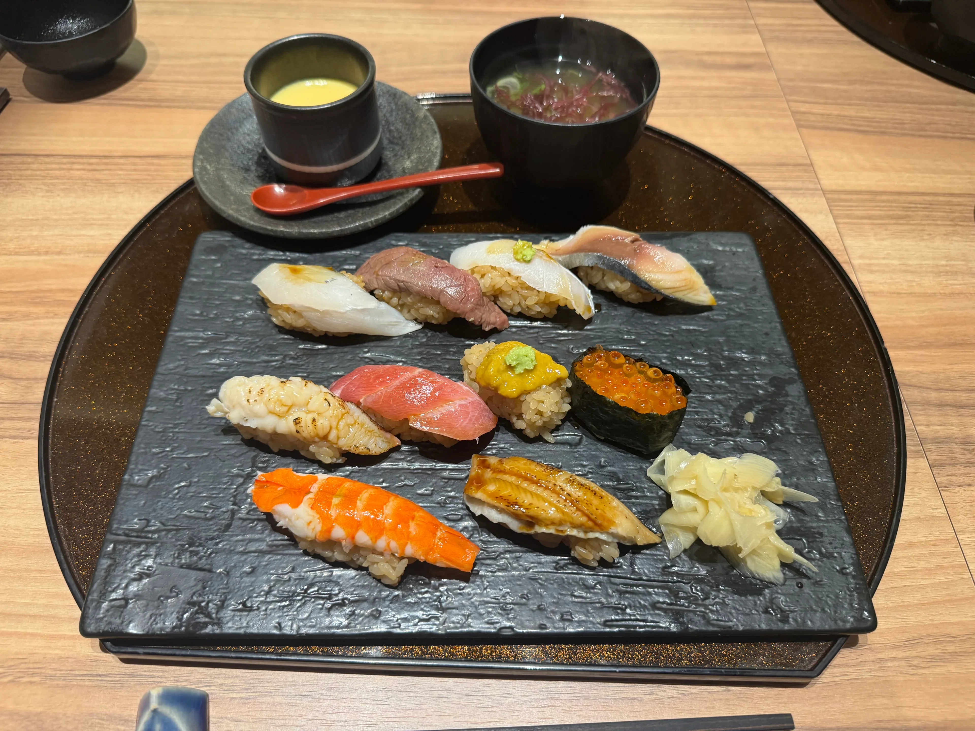 魚が肴で注文した握り寿司のランチセット