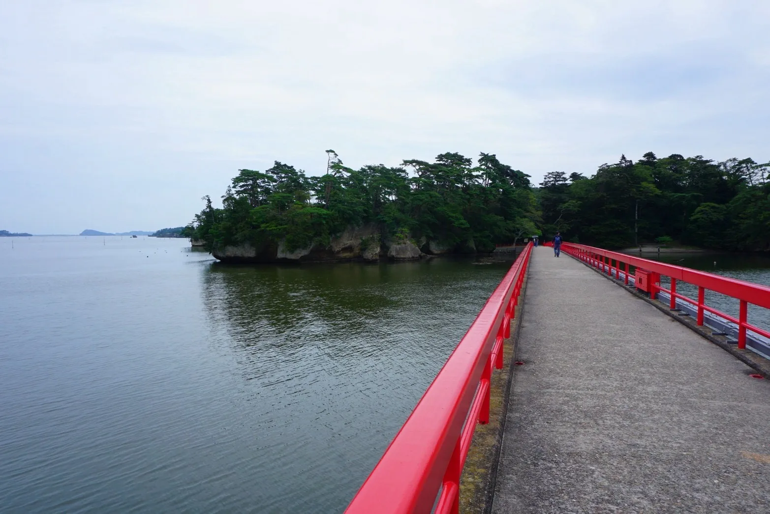 松島の海に架かる赤い福浦橋