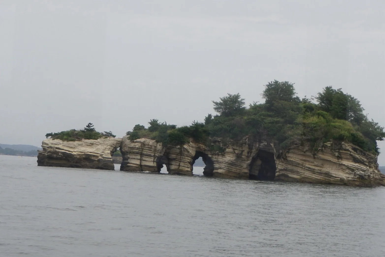 観光船から見た松島の島と岩肌