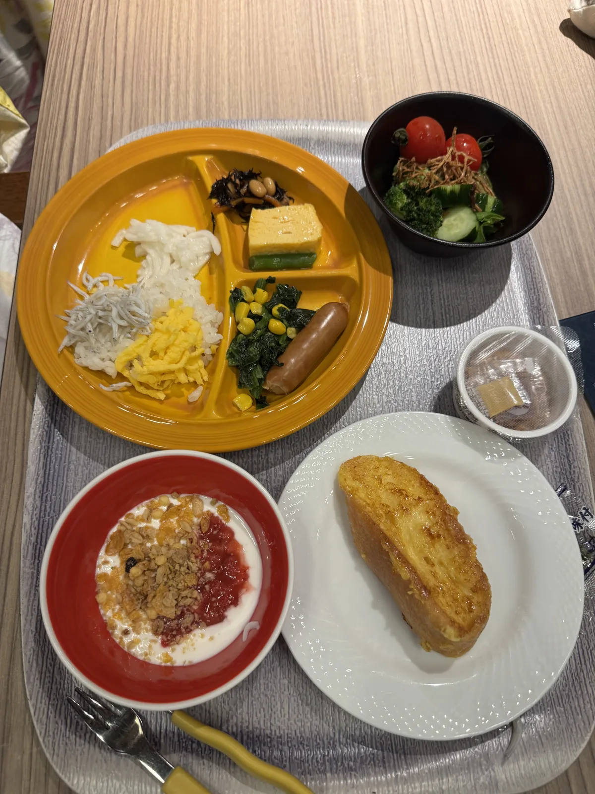 娘用に取った朝食ビュッフェのプレート