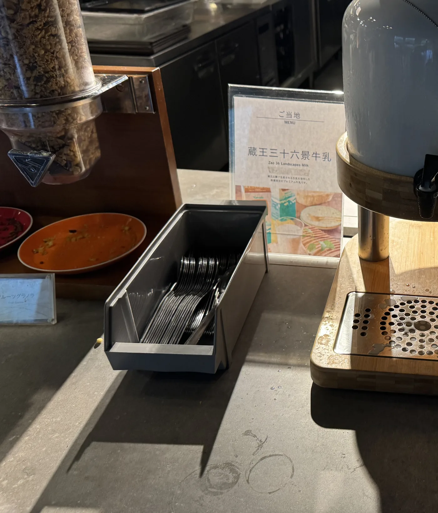 朝食ビュッフェにあった牛乳のディスペンサー