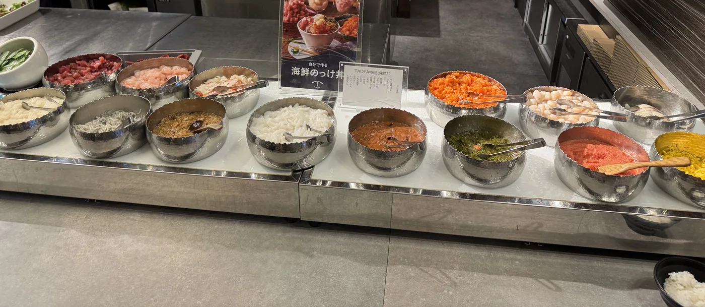 朝食ビュッフェの海鮮のっけ丼コーナー