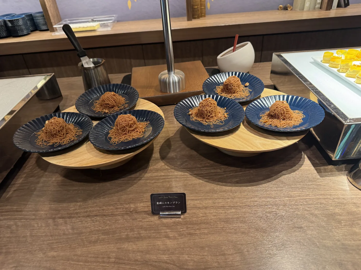 ライブラリーラウンジに並んだモンブランのデザート