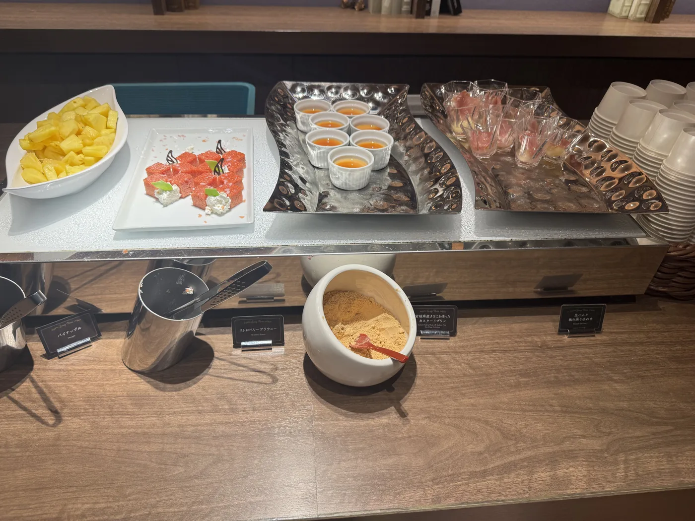 夜のライブラリーラウンジに並んだ生ハムと桃を合わせたスイーツ