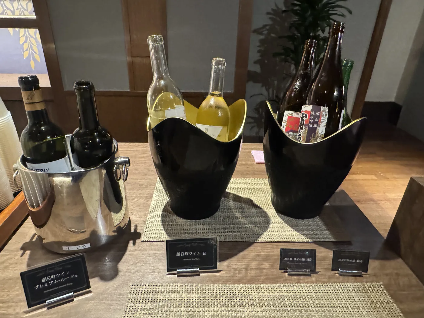 夜のライブラリーラウンジに並んだワインと日本酒のボトル