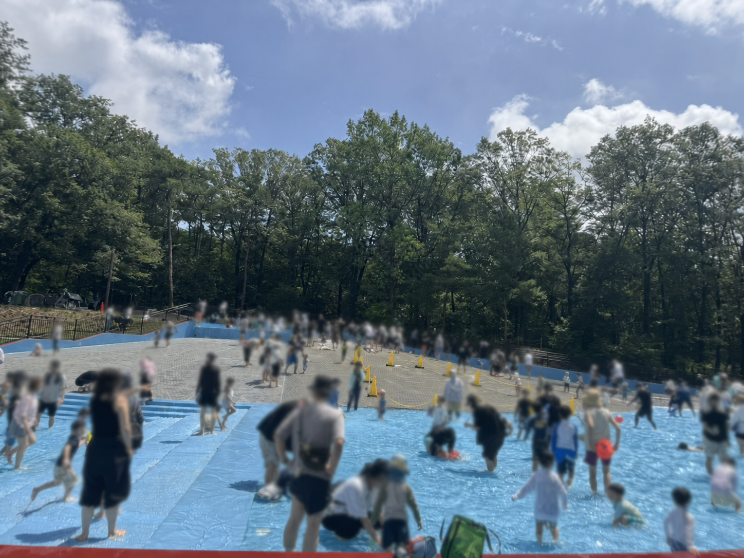 多くの親子で混み合う、国営武蔵丘陵森林公園の水遊び場メインエリア